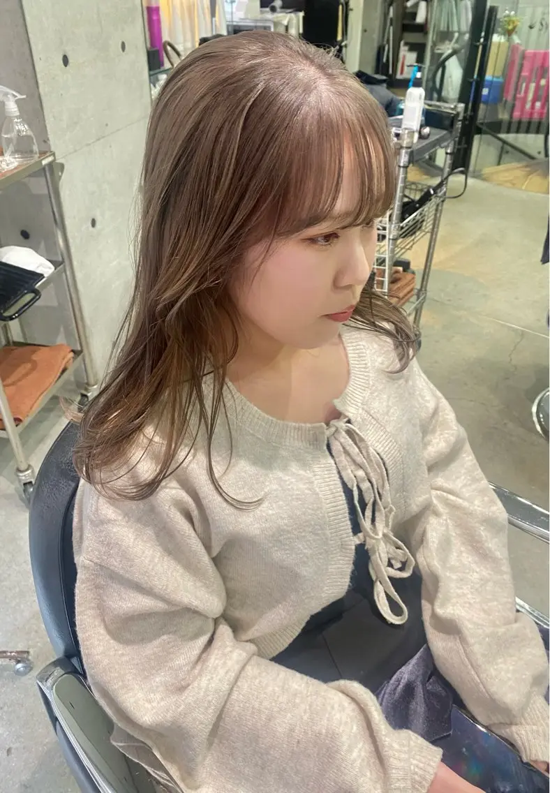 セミロング カラー ベージュカラー ブリーチ ミルクティーベージュ 増井 彩乃のヘアスタイル