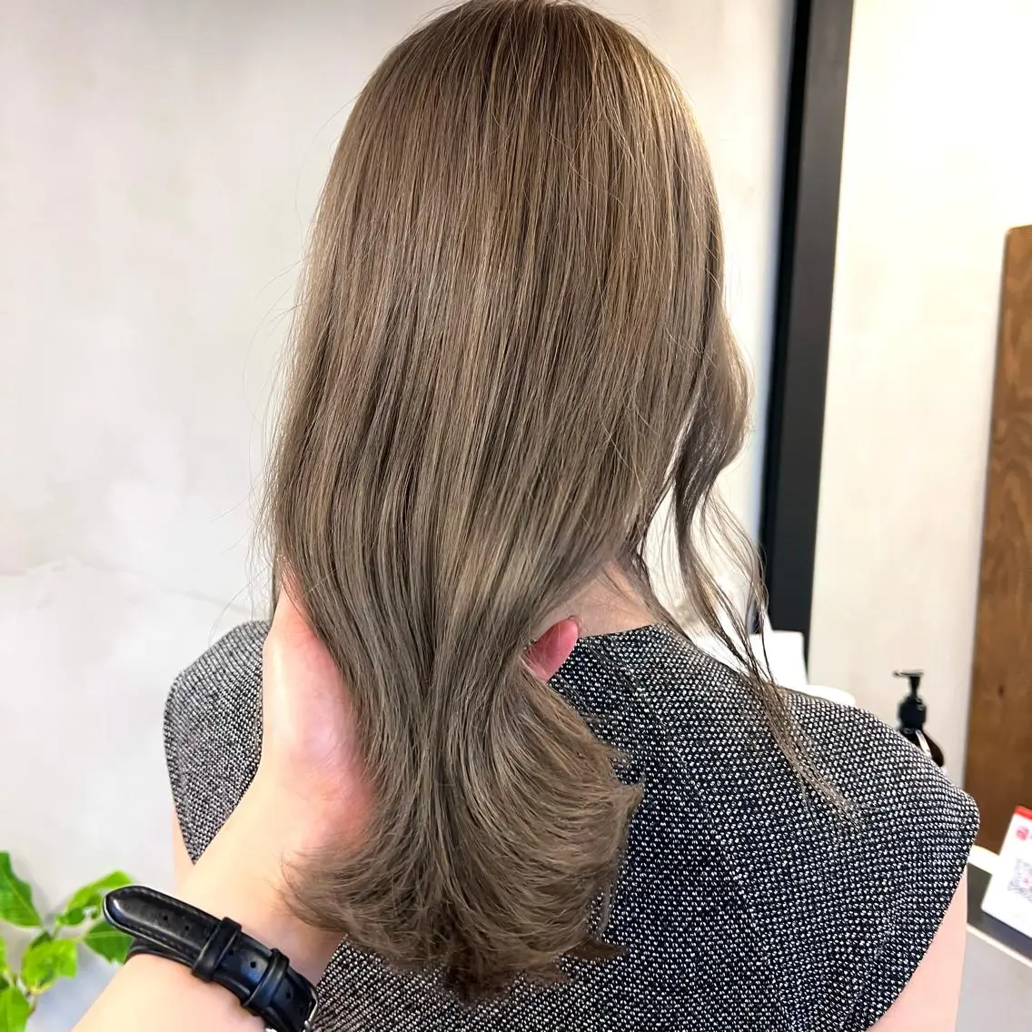 ミディアム カラー パーマ ヘアアレンジ メンズ キッズ ネイル マツエク・マツパ アイブロウ カット ヘアカラー 前川 朋香のヘアスタイル