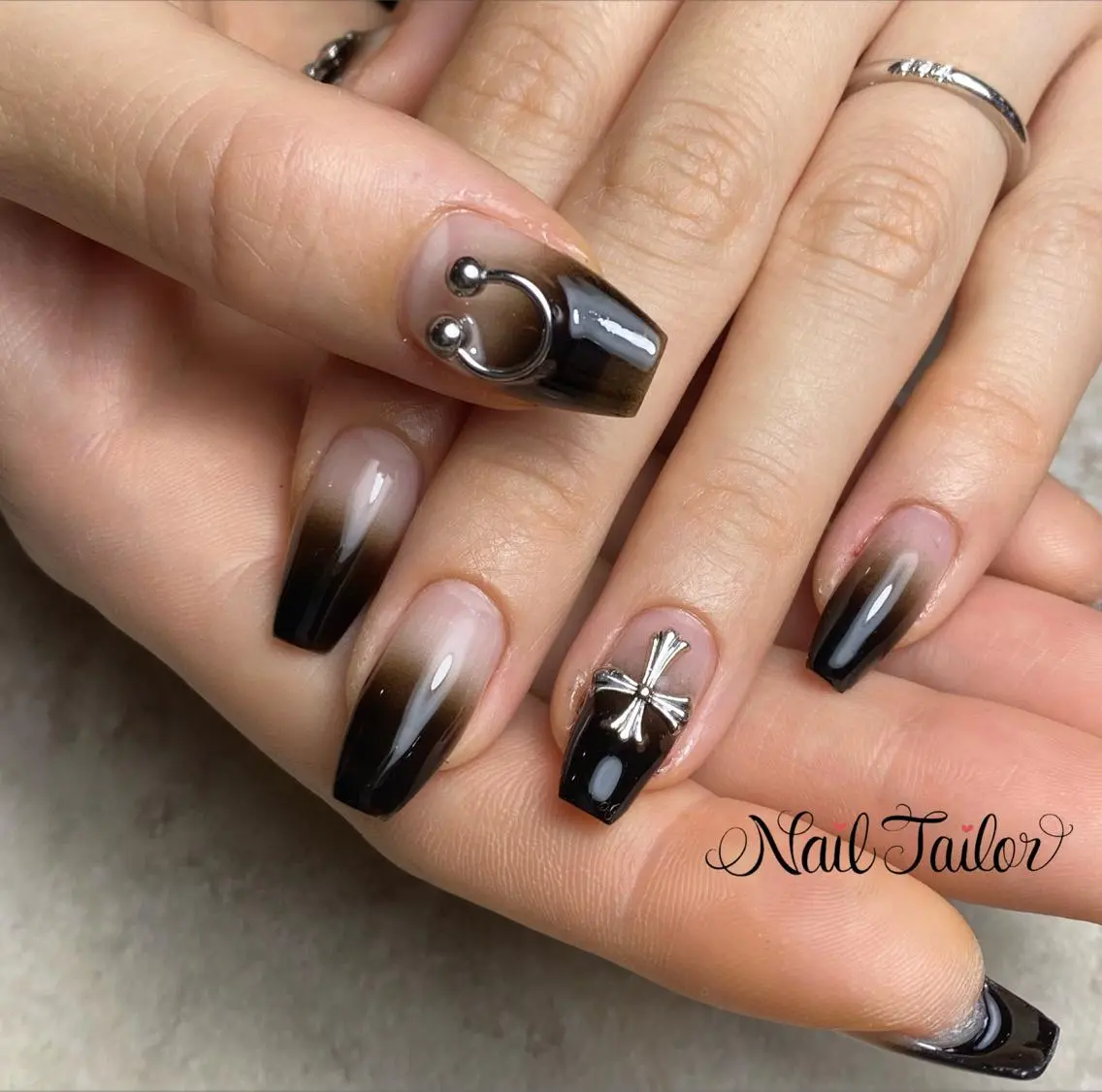 ネイル 長さ出し ジェルネイル グラデーション シルバー ハンドネイル NailTailor ネイルテイラーのネイルデザイン