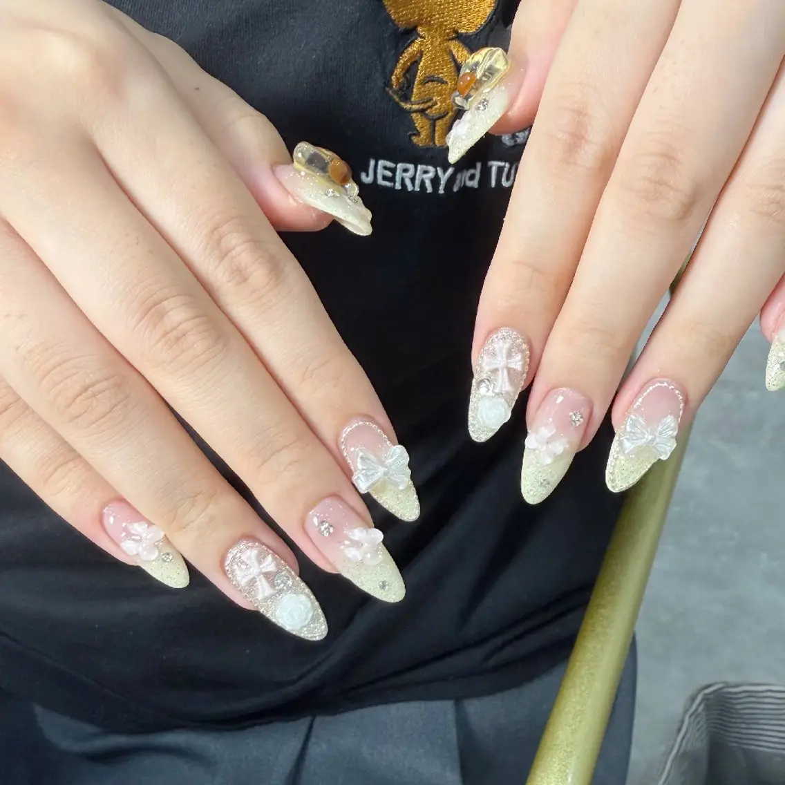 ネイル チークネイル フレンチネイル ジェルネイル ガーリー キラキラネイル ハンドネイル UM Nail Salonのネイルデザイン