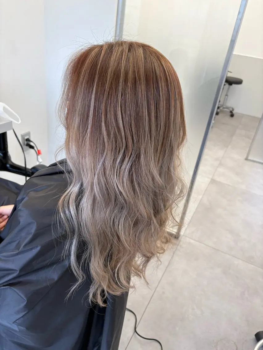 セミロング カラー バレイヤージュ ブリーチ レイヤーカット 天野 利咲のヘアスタイル