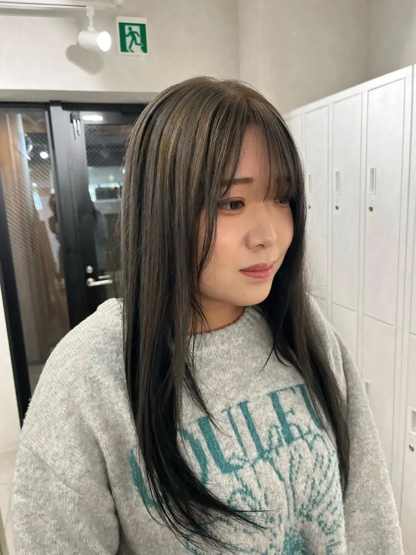 ロング カラー ベージュカラー 黒髪 グレーブラック シルバー シルバーベージュ anon Loemのヘアスタイル