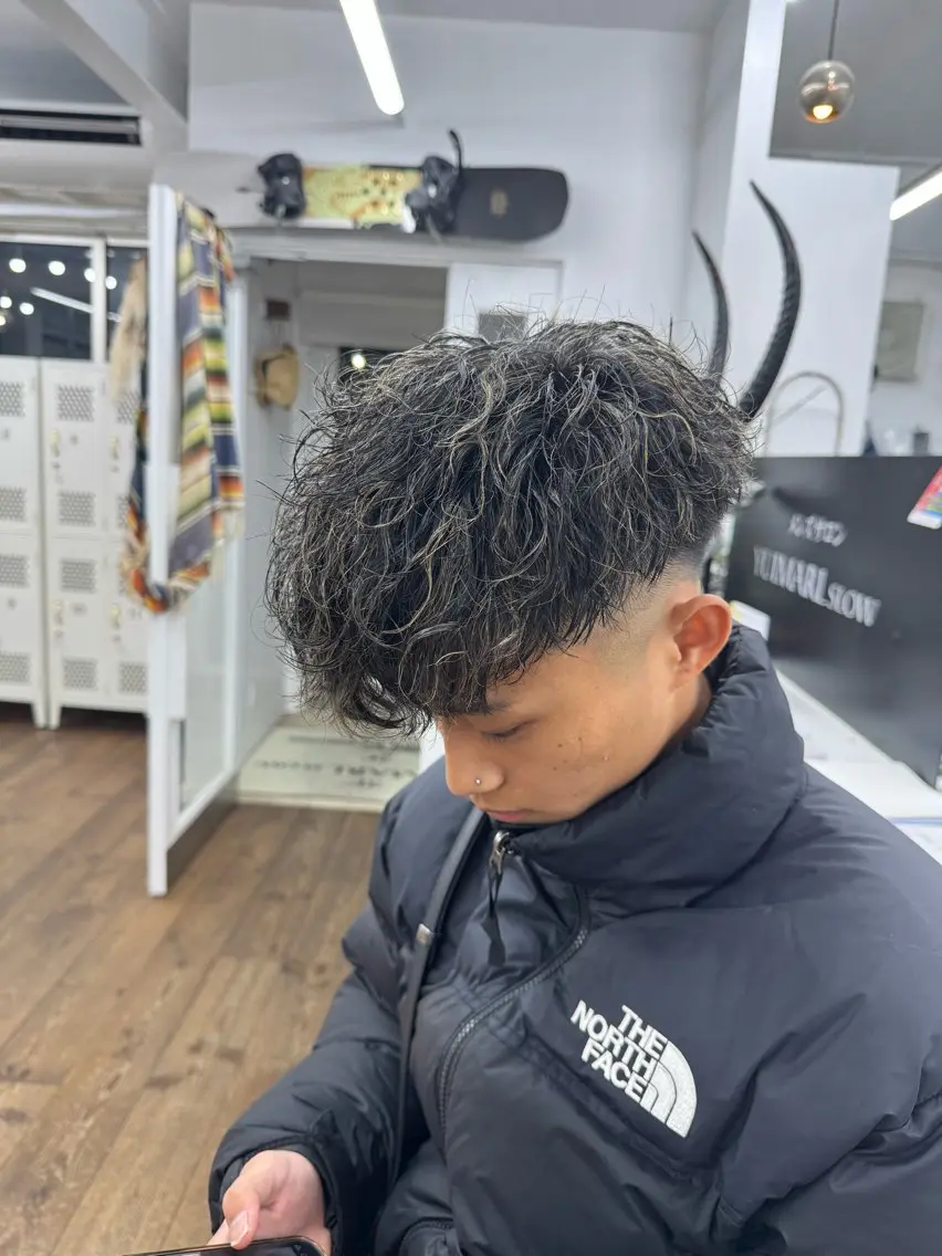 ショート カラー パーマ メンズ フェードカット メンズハイライト スペインカール ハイライトカラー ハイライト カット ヘアカラー パーマ メンズ特化サロン ユウヘイのヘアスタイル