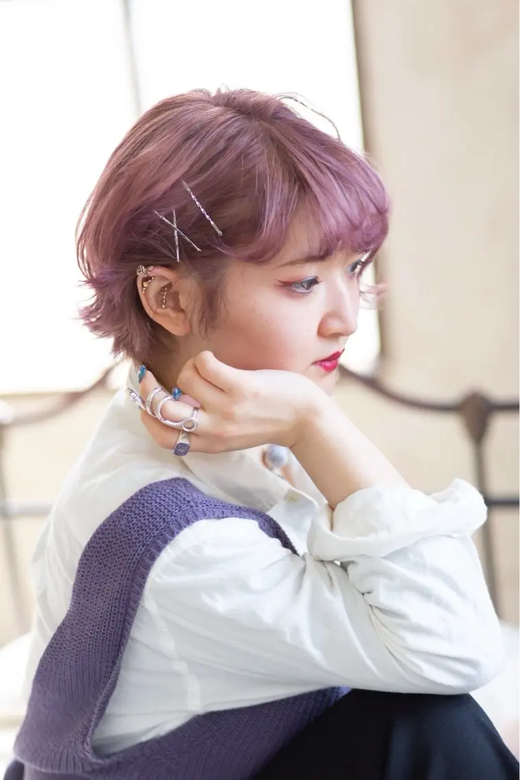 ショート カラー ブリーチ パープルカラー ヘアカラー トリートメント アダチ ホノカのヘアスタイル