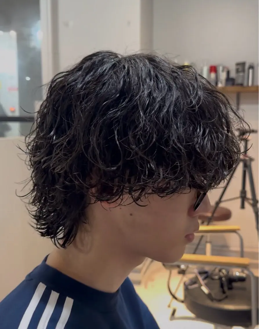ショート パーマ メンズ メンズパーマ 波巻きパーマ カット パーマ メンズパーマ特化 川岸のヘアスタイル