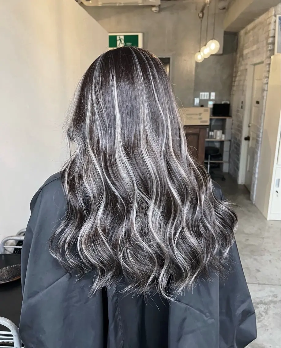 ロング カラー ダークグレー ダークグレージュ グレージュ ハイライトカラー ハイライト ヘアカラー トリートメント 指名数No.1 /NAOYAのヘアスタイル