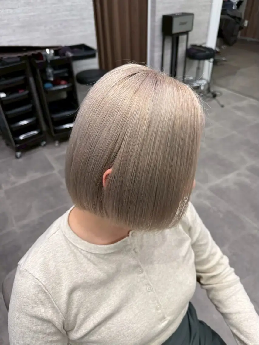 ショート カラー ブリーチ カット ヘアカラー トリートメント 佐々木 愛実のヘアスタイル