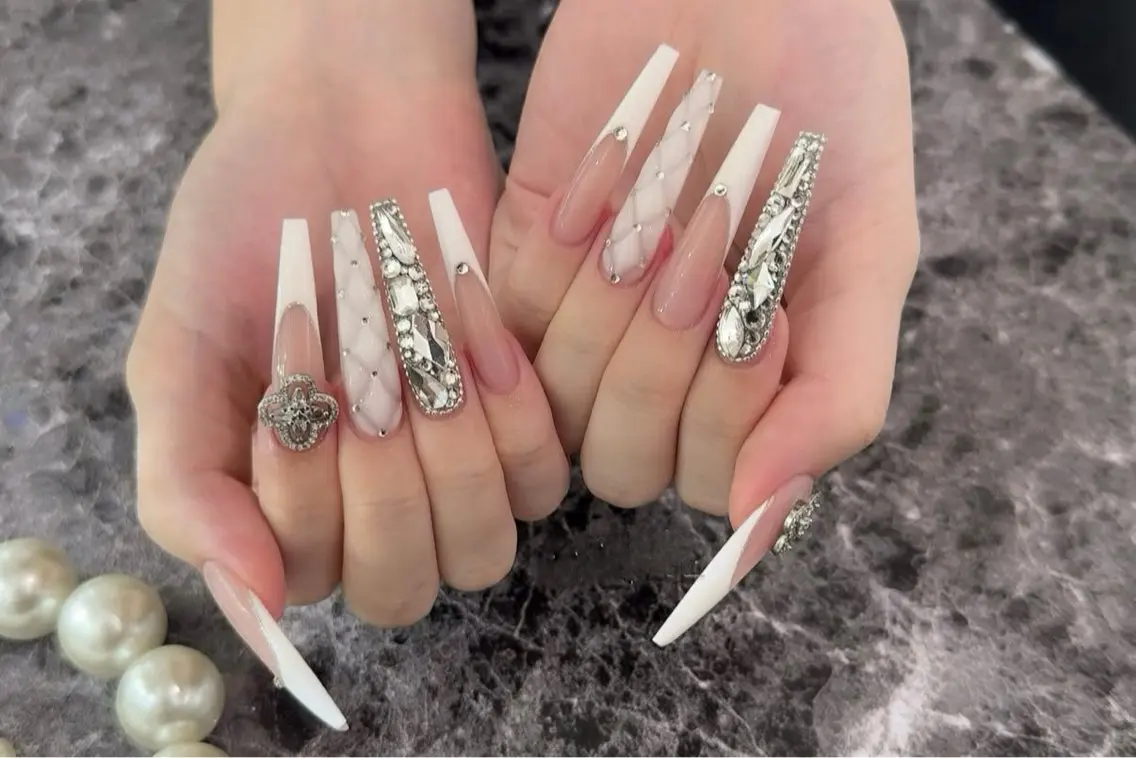 ネイル アートネイル ボルドー フレンチネイル ジェルネイル 氷ネイル・うるうるネイル ハンドネイル Julie Nail Rinのネイルデザイン