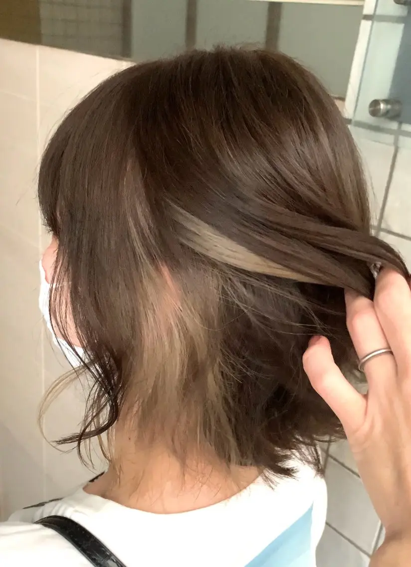 ショート カラー ヘアアレンジ アッシュ ベージュカラー ブリーチ イヤリングカラー 新徳 りえのヘアスタイル