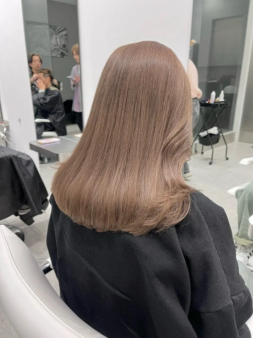 ミディアム カラー ベージュカラー ブリーチ ミルクティーベージュ iLi 《イリ》のヘアスタイル
