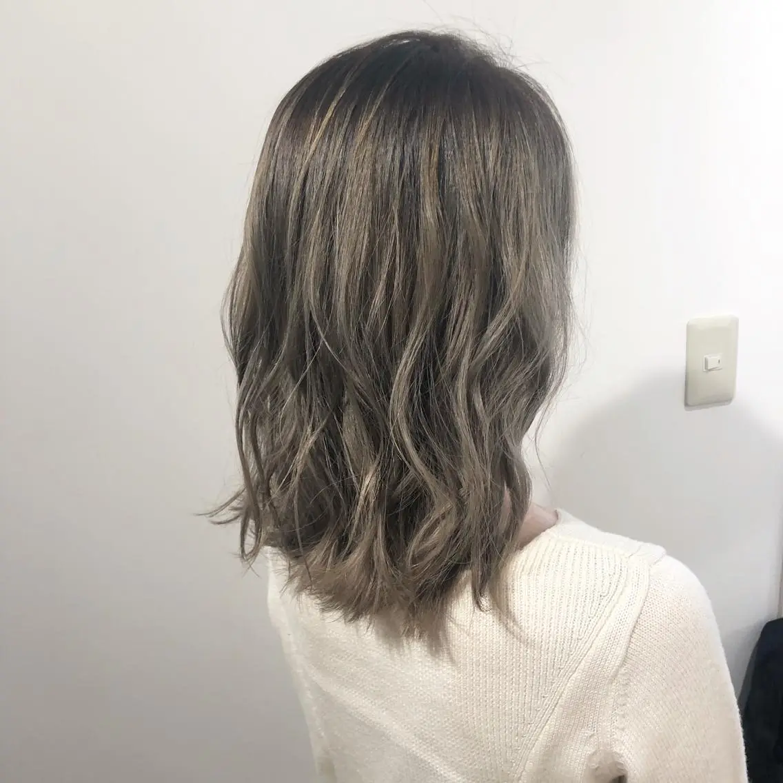 ミディアム カラー グレージュ カット ヘアカラー トリートメント ブリーチ特化 梅田本多翔のヘアスタイル