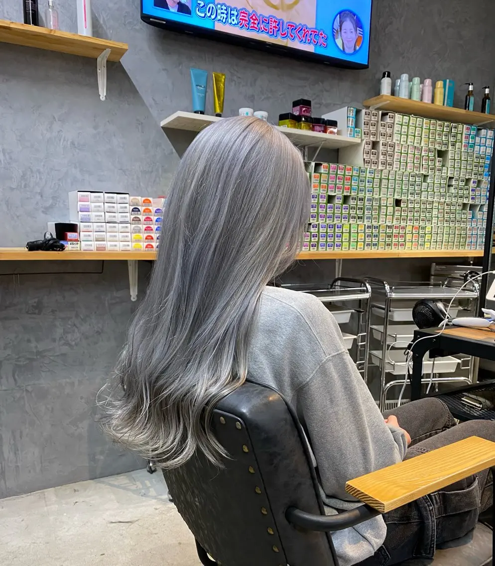 ロング カラー ブリーチ ケアブリーチ シルバー ブリーチムラ修正 /ハイトーン/青砥大のヘアスタイル
