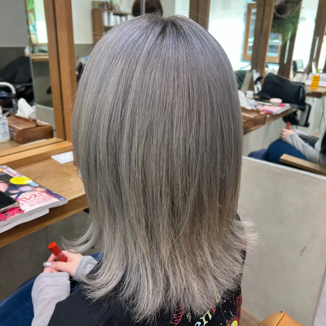 ミディアム カラー ブリーチ 透明感カラー グレージュ シルバー 若狭 彩花のヘアスタイル