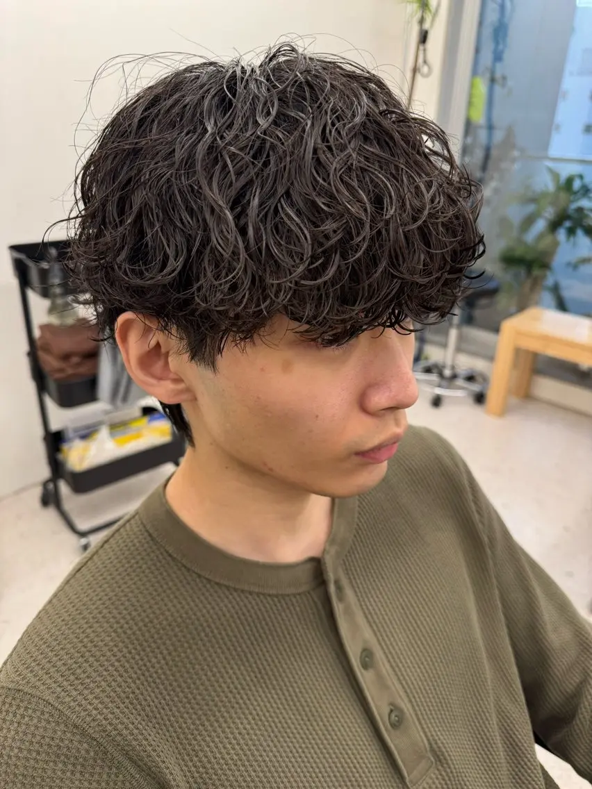 ショート パーマ メンズ メンズパーマ 波巻きパーマ スパイラルパーマ カット パーマ ハイトーンカラー メンズパーマだいきのヘアスタイル