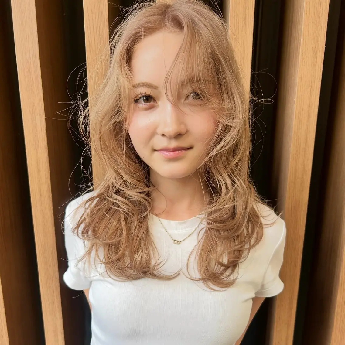 セミロング カラー ベージュカラー ハイトーンカラー ハイトーンベージュ レイヤーカット カット ヘアカラー トリートメント デザインカラー/ ブリーチ/似合せのヘアスタイル
