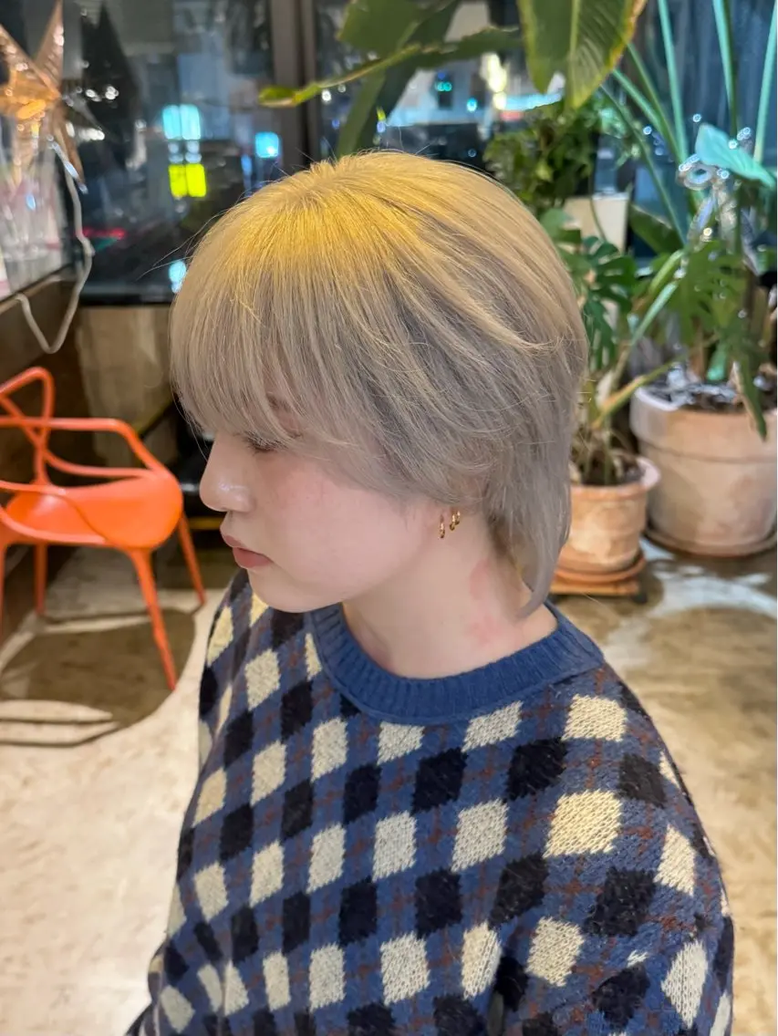 ショート カラー ベージュカラー 透明感カラー ハイトーンカラー ミルクティーベージュ ショートヘア ヘアカラー BEHIND THE CURTAIN りこのヘアスタイル
