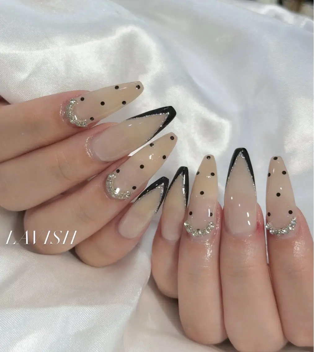 ネイル ハンドネイル フットネイル LAVISH nanamiのネイルデザイン