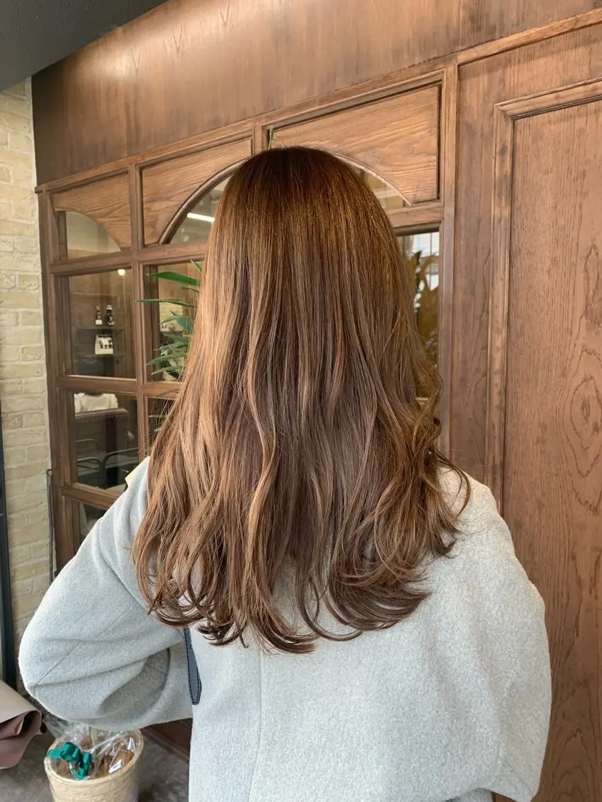 ロング 河上 麻衣/白髪ぼかしのヘアスタイル