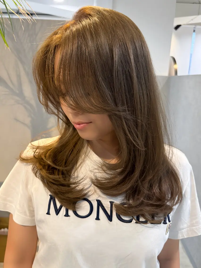 セミロング 顔まわりレイヤー レイヤーカット 岩原 基典のヘアスタイル