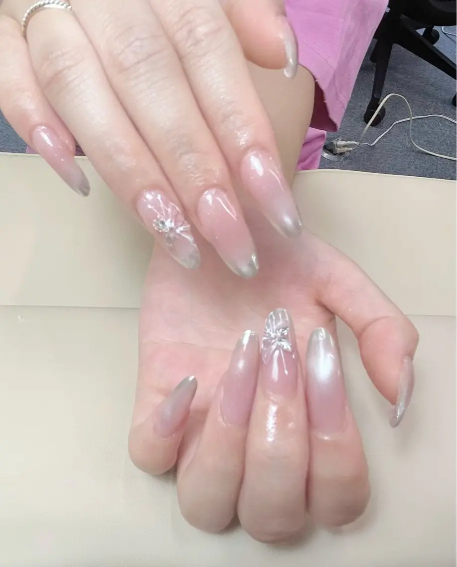 ネイル オーロラネイル 長さ出し フレンチネイル ジェルネイル ガラスフレンチ ハンドネイル 🌟桜beauty 🌟プロ ネイリストのネイルデザイン