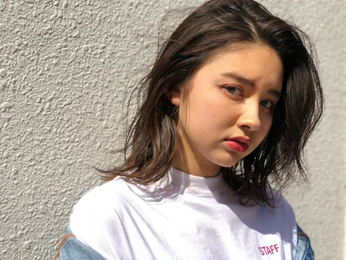 ミディアム カラー パーマ 顔周りレイヤーカット ブリーチminamiのヘアスタイル