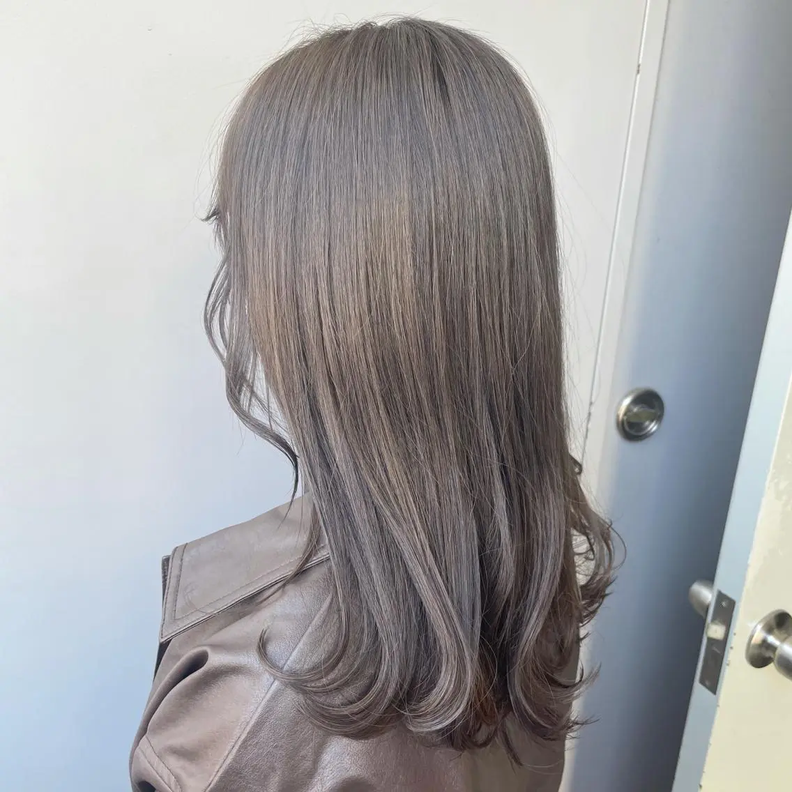 ロング カラー ブリーチ縮毛矯正加藤 赤み無し透明感ヘアのヘアスタイル