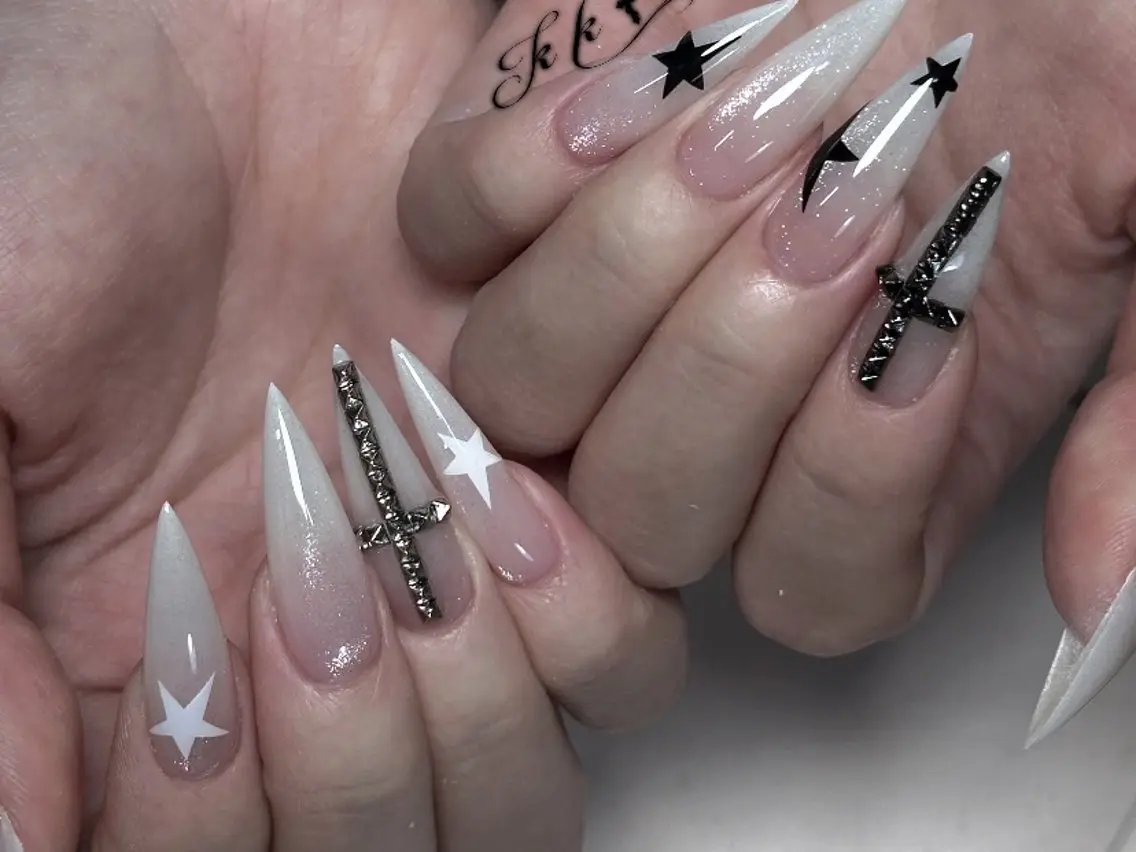 ネイル チークネイル フレンチネイル ジェルネイル ガーリー キラキラネイル ハンドネイル UM Nail Salonのネイルデザイン