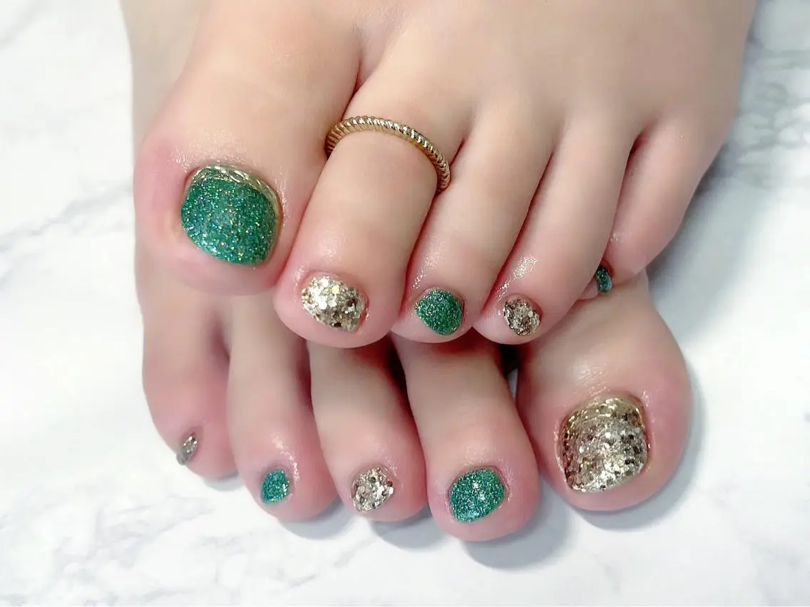 ネイル グリーン キラキラネイル ラメ(グリッター) フットネイル Nail Salon KURELLYのネイルデザイン