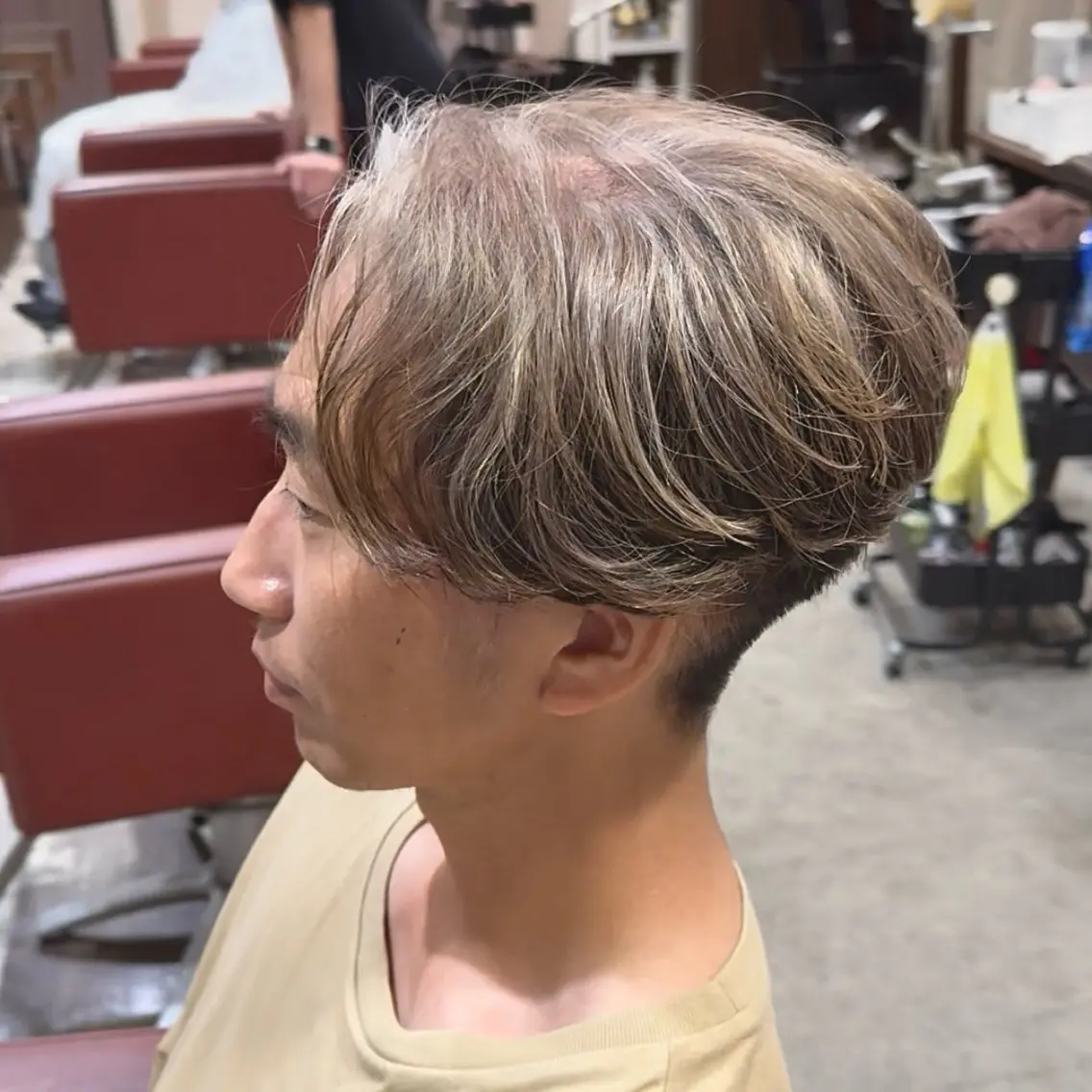 カラー パーマ メンズ メンズハイライト メンズパーマ ハイライトカラー ニュアンスパーマ スペインカール/セン ターパート/RYUのヘアスタイル