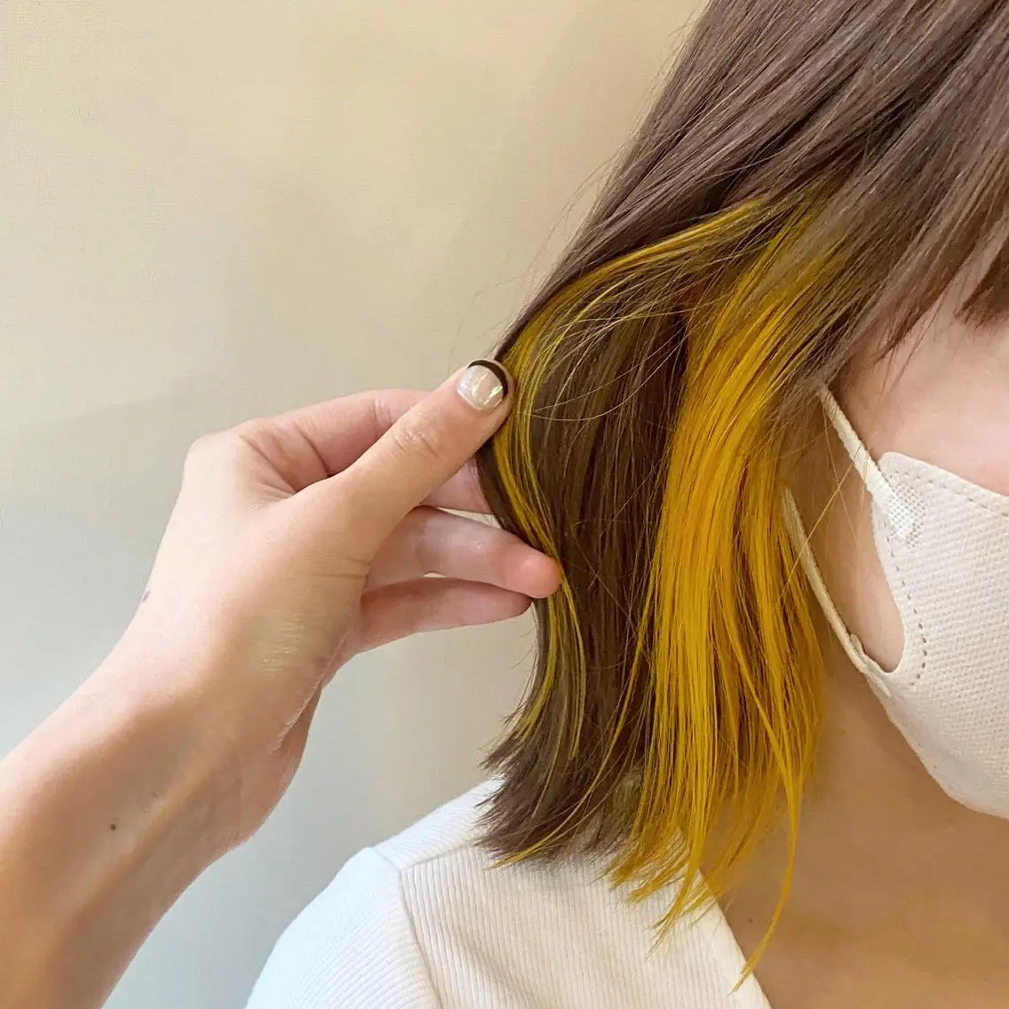 ミディアム カラー ヘアアレンジ ネイル マツエク・マツパ イエローカラー 黄色 ウルフカット モデル募集中!ミカのヘアスタイル