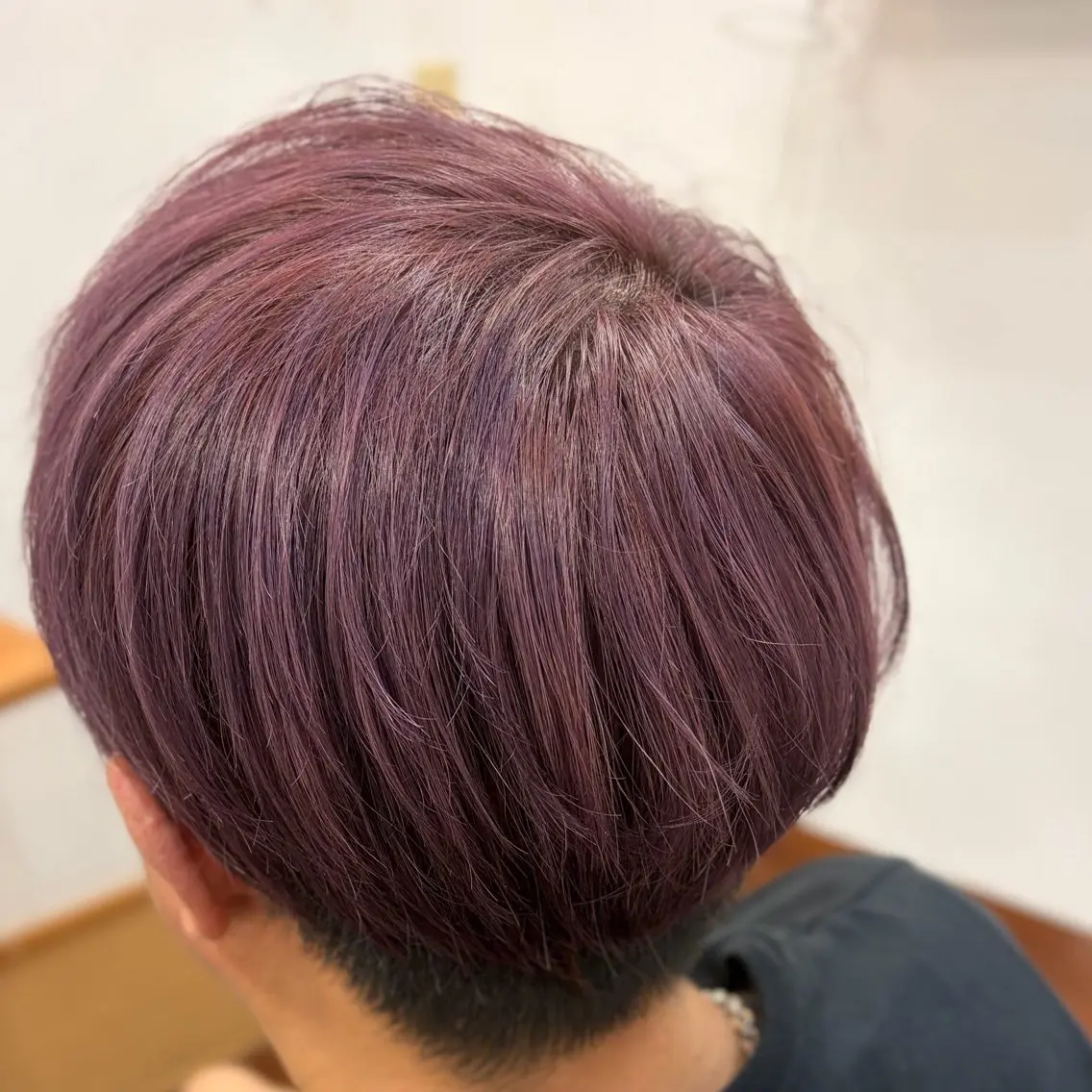 ショート カラー ブリーチ ラベンダーカラー ピンクカラー ピンクラベンダー ヘアカラー 古賀 桜のヘアスタイル