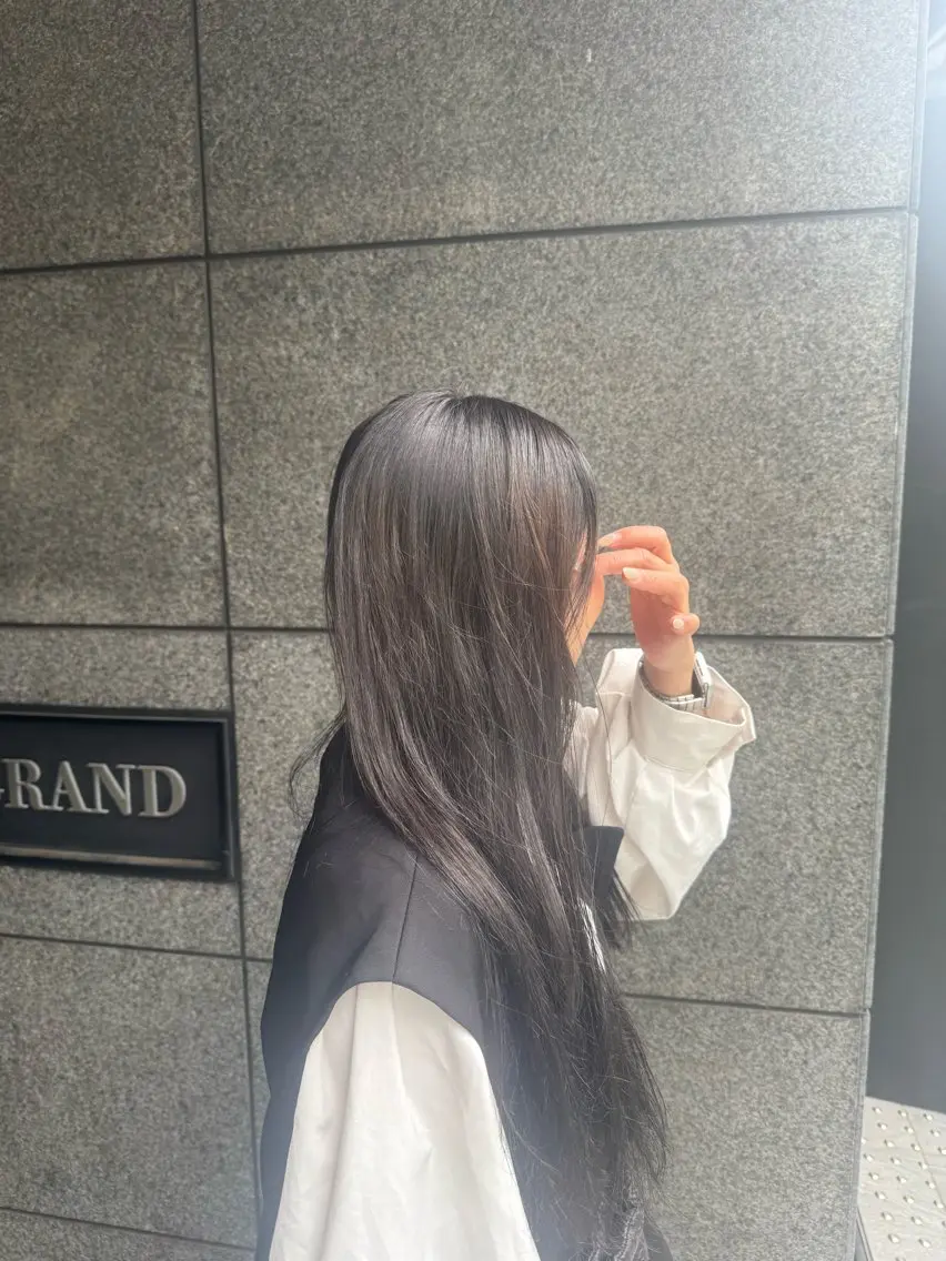 カラー 黒髪 透明感カラー グレーブラック 櫻木 志穏のヘアスタイル