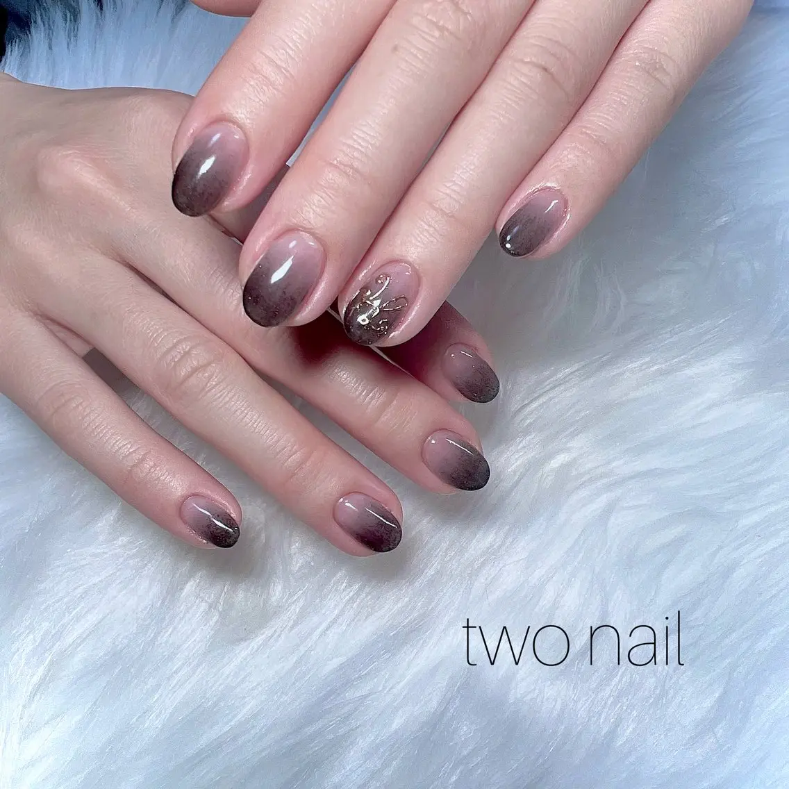 ネイル キラキラネイル ネイルチップ ホワイト ハンドネイル two nailのネイルデザイン