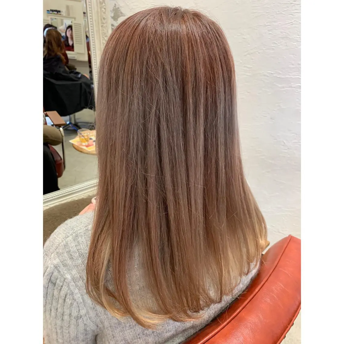 セミロング カラー ブリーチ fio マナミのヘアスタイル