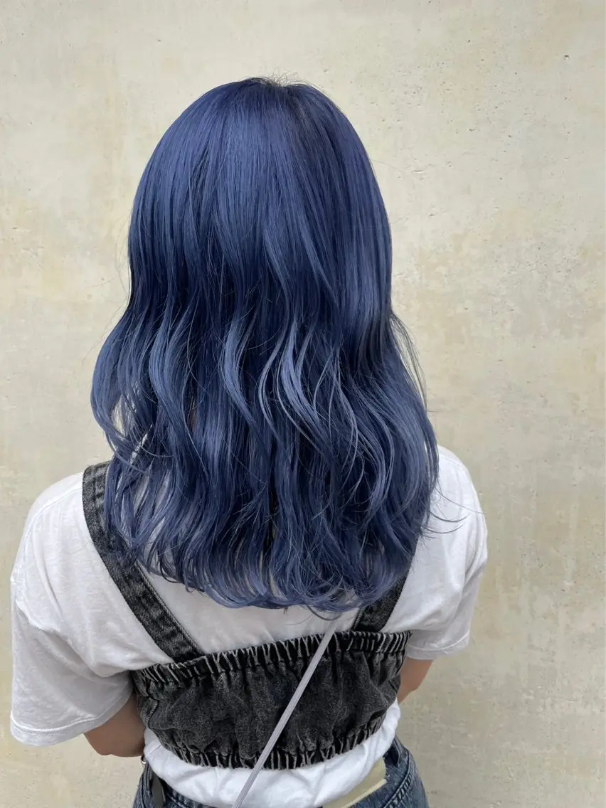 セミロング カラー ブリーチ ブルーカラー レイヤーカット ローレイヤー レイヤーカット メンズヘア/伊藤　匠のヘアスタイル