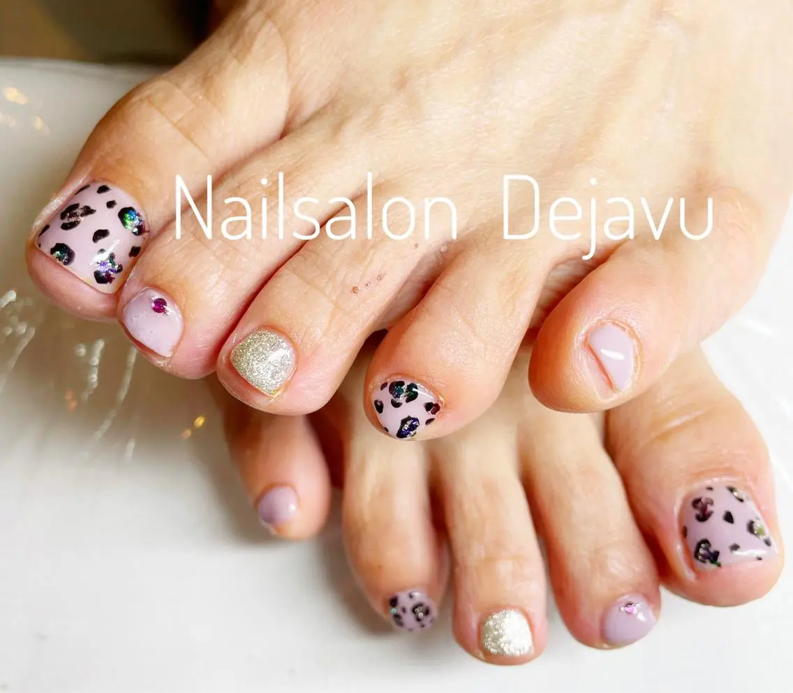 ネイル アニマル柄 アートネイル フットネイル キラキラネイル Nail salon Dejavu 🌿のネイルデザイン