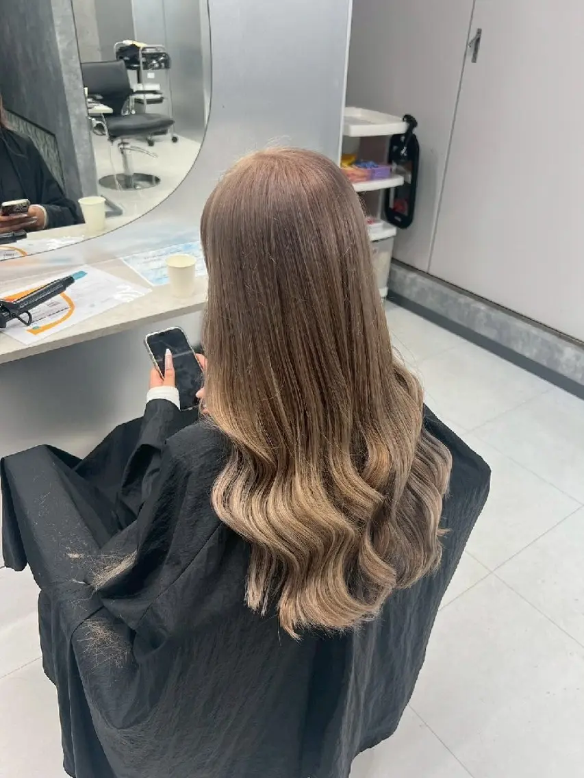 カラー ロング ヘアアレンジ 地雷系🎀ハイトーン 💙荒川結星のヘアスタイル