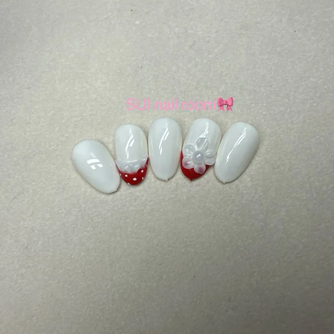 ネイル ドット フラワーネイル ガーリー ぷっくりネイル 赤色 SUI Nail Roomのネイルデザイン