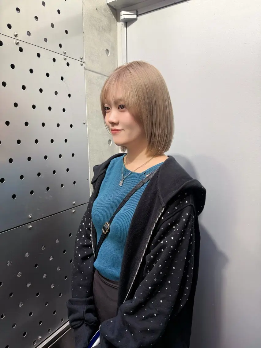 ミディアム カラー ベージュカラー ブリーチ 透明感カラー ミルクティーベージュ カット ヘアカラー トリートメント 幣 あや乃 /レイヤーカットのヘアスタイル