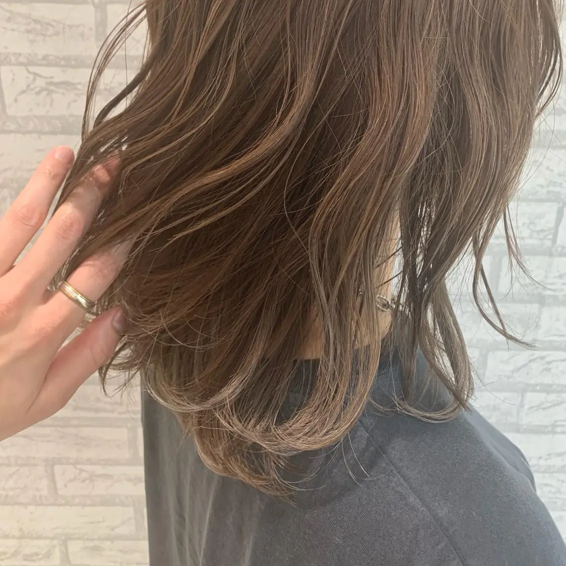 セミロング カラー デザインカラー、艶髪 大塚 耕平のヘアスタイル