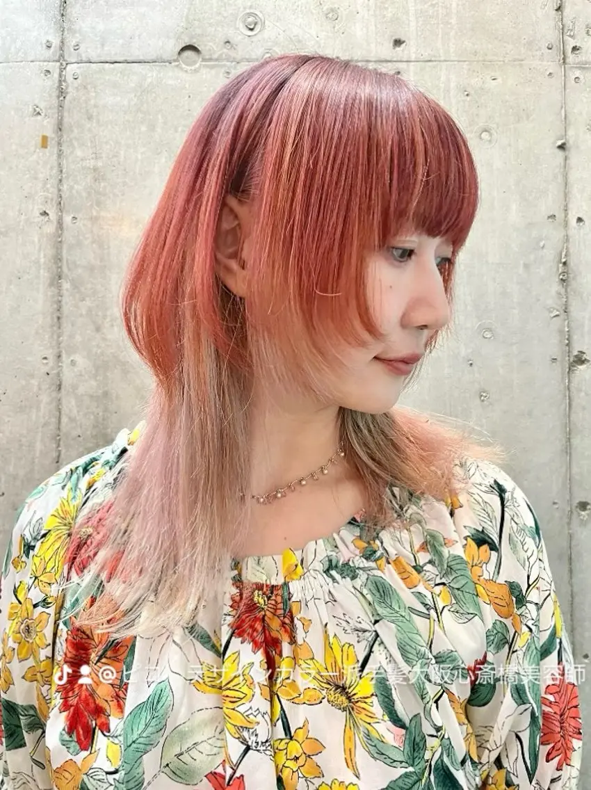 セミロング カラー ブリーチ インナーカラー レイヤーカット ウルフカット ヘアカラー 派手髪デザインカラー ヒロカのヘアスタイル
