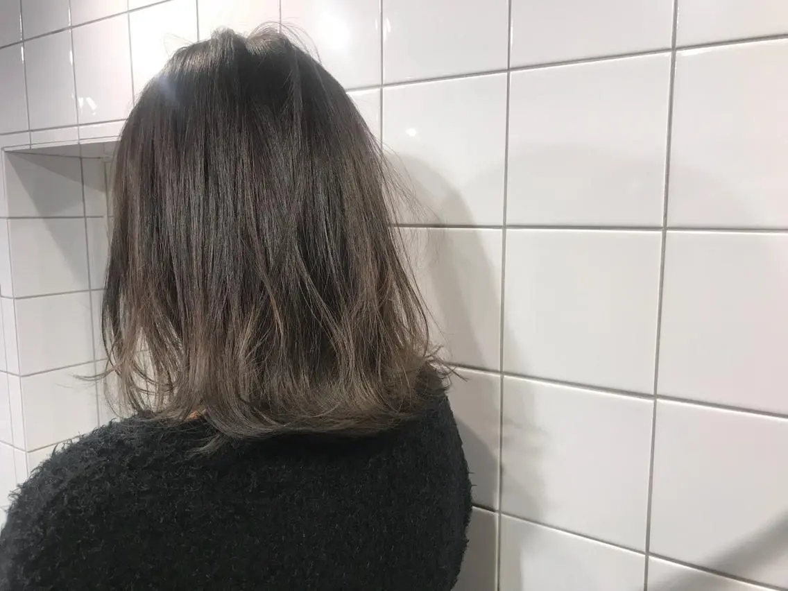 ミディアム カラー ブリーチ グラデーションカラー グレージュ 透明感カラー/ レイヤー　YUKAのヘアスタイル
