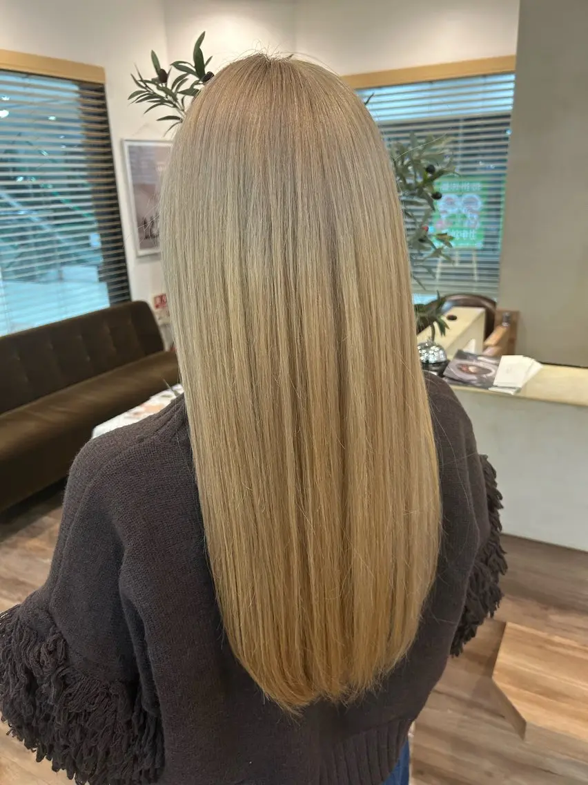 ロング カラー 黒髪 ブリーチ ヘアカラー 穐山 翔也のヘアスタイル