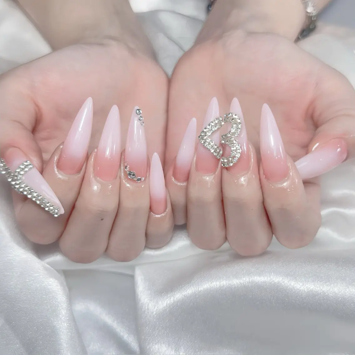 ネイル オーロラネイル チークネイル 桜ネイル クリアネイル ドット ハンドネイル Rin Nail Shinokuboのネイルデザイン