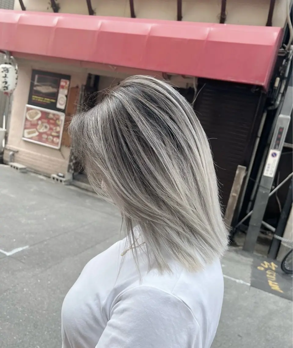 ショート カラー バレイヤージュ シルバー ホワイトシルバー レイヤーカット 指名数No.1 /NAOYAのヘアスタイル