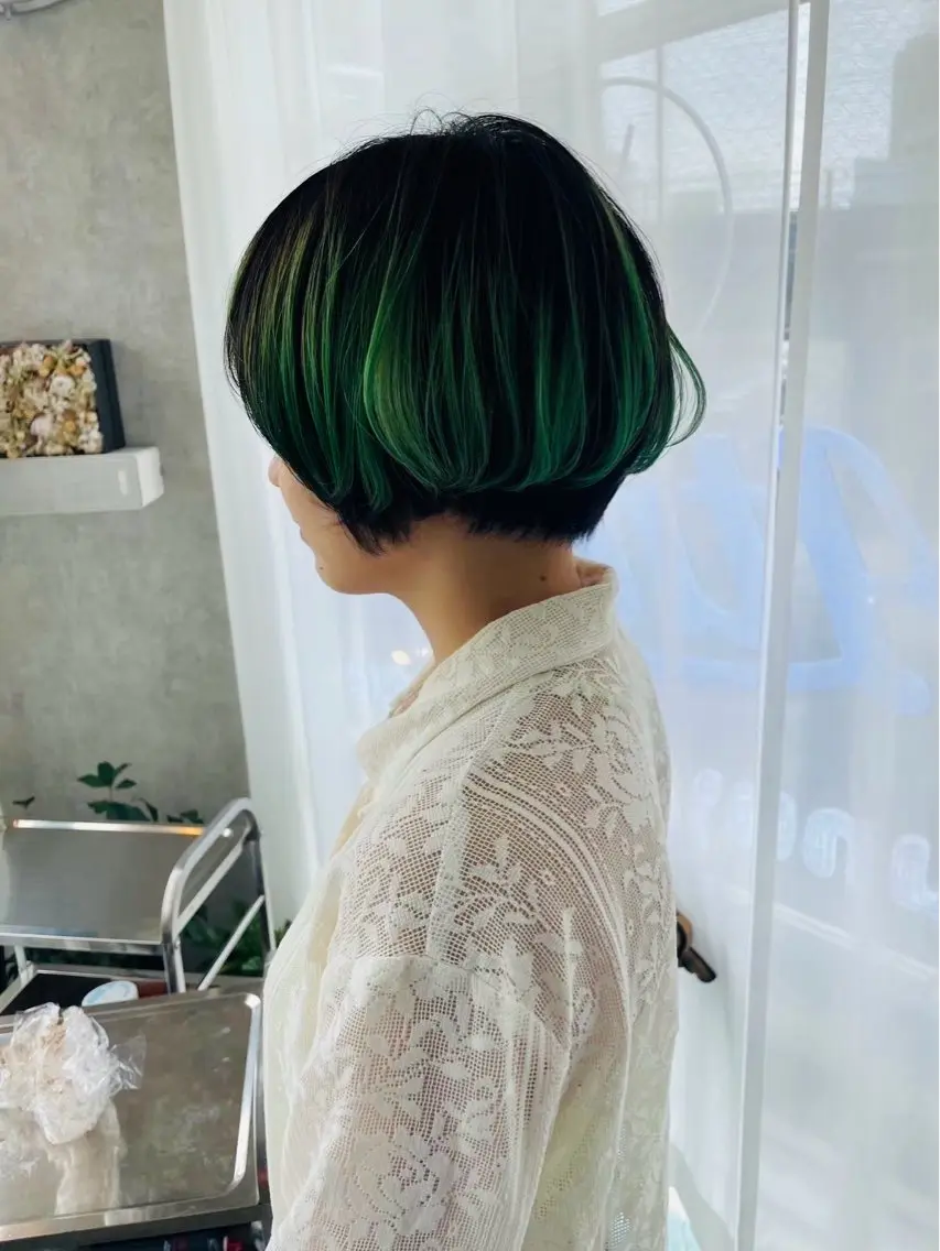 ショート カラー ブリーチ エメラルドグリーン ボブ ヘアカラー Kyota 西九条美容師のヘアスタイル