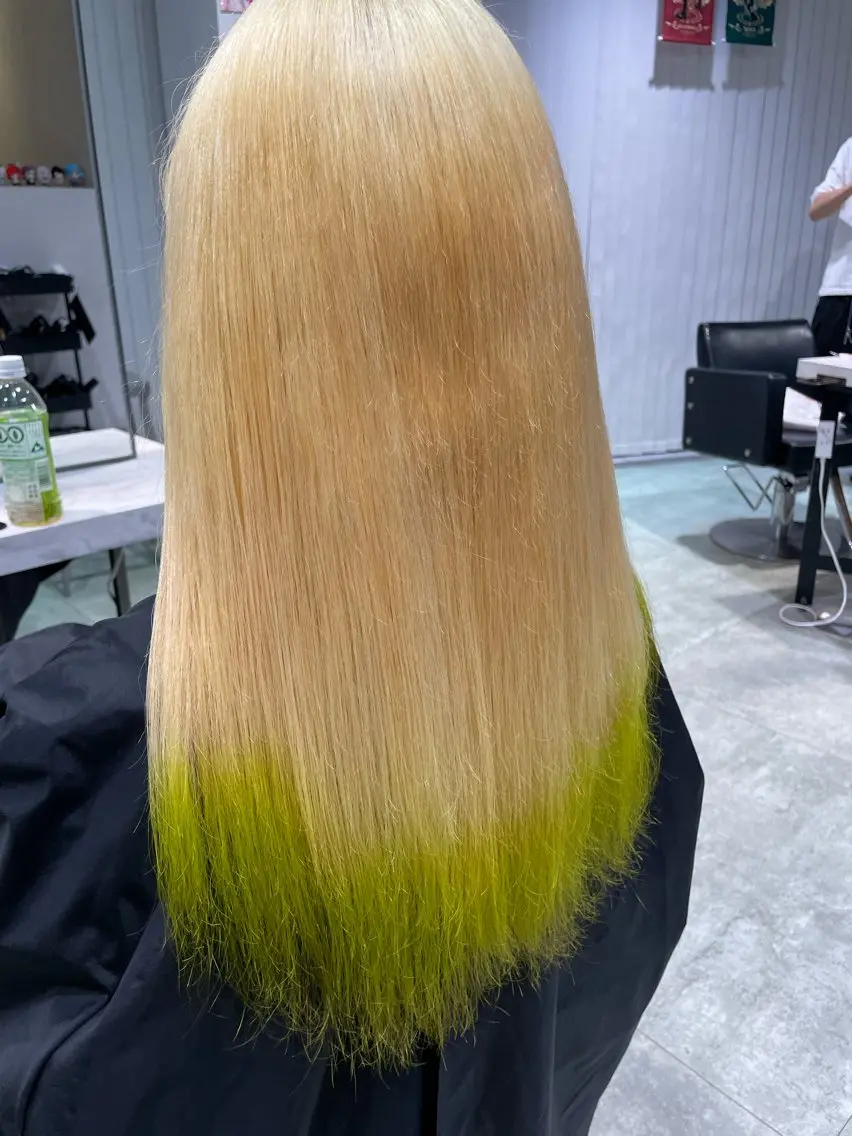 ミディアム カラー ブリーチ 抜きっぱなしブロンド ハイトーンカラー インナーカラー 推し ブリーチ 髪質改善のヘアスタイル