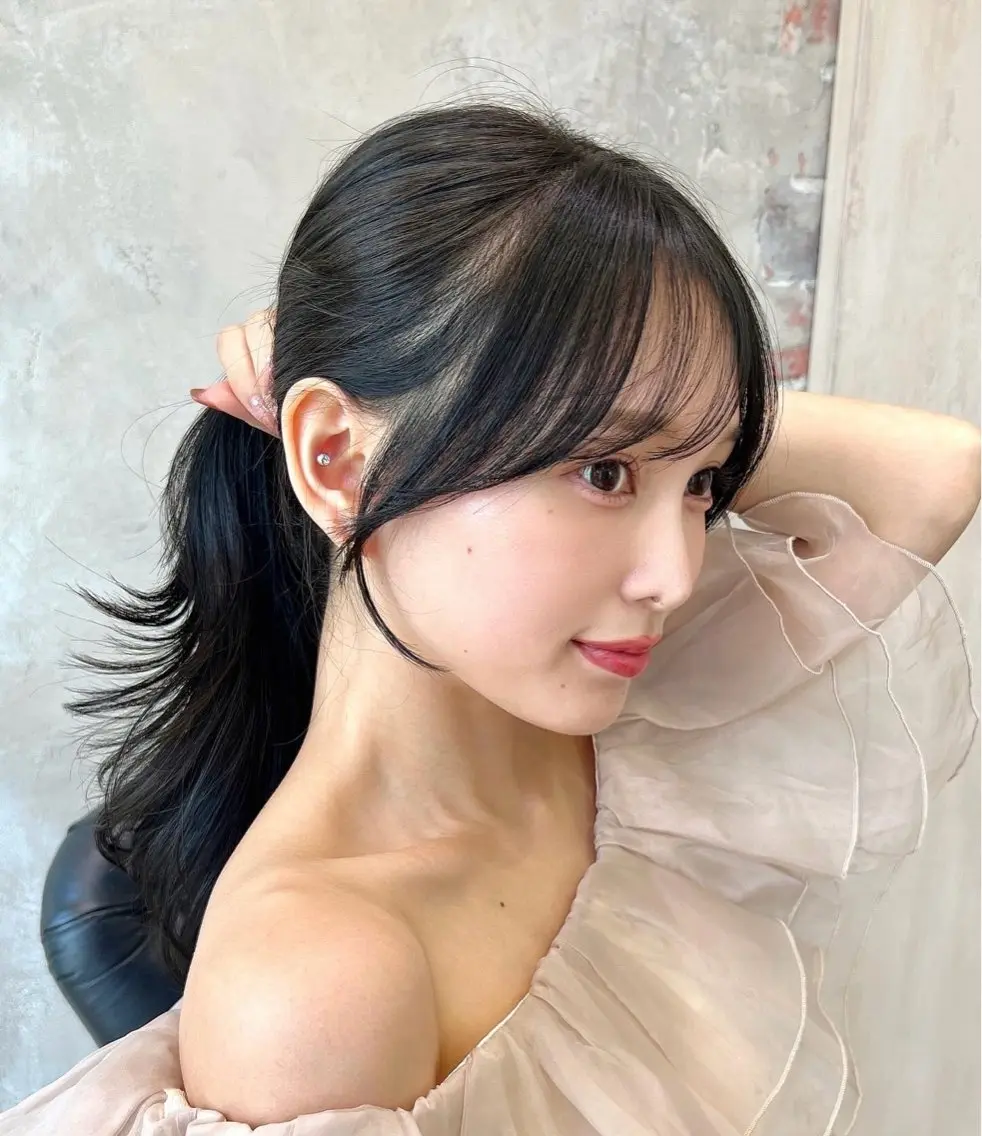 セミロング 顔周りカット レイヤーカット おくれ毛 サイドバング カット ヘアカラー トリートメント 🧡くびれヘア/前髪 顔周り🧡久原結衣のヘアスタイル