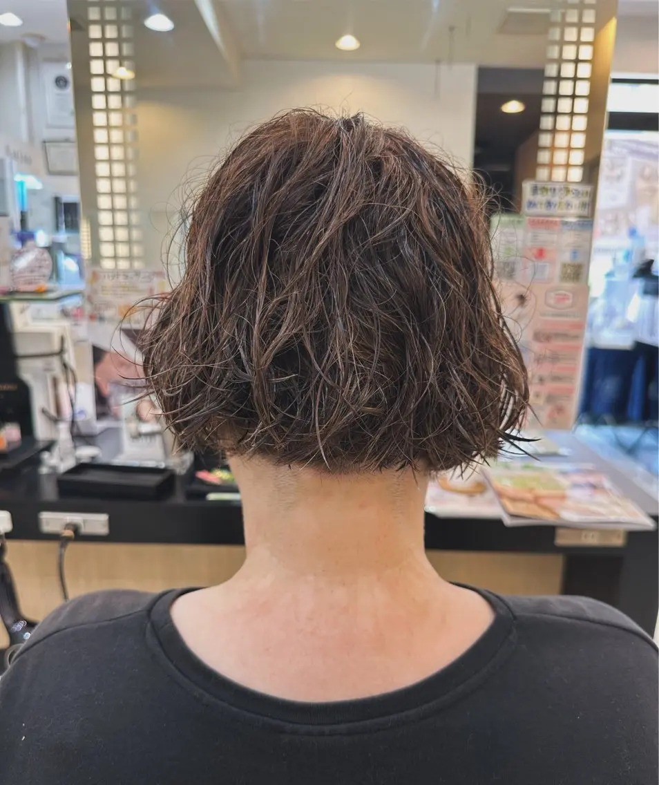 ショート カラー 内田温子大人女性 ハイライト、ボブのヘアスタイル