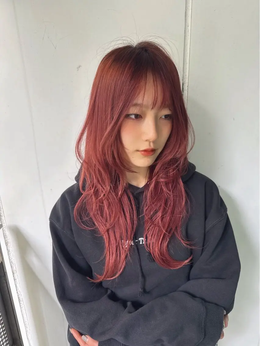 ロング カラー レッドカラー レイヤーカット 鈴木 拓馬のヘアスタイル